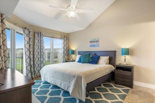 Postel nebo postele na pokoji v ubytování Family-Friendly, Fishing, & Fun w/ 2 Pools, Views, Boat Slip & Launch