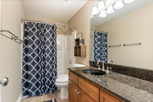 Koupelna v ubytování Family-Friendly, Fishing, & Fun w/ 2 Pools, Views, Boat Slip & Launch