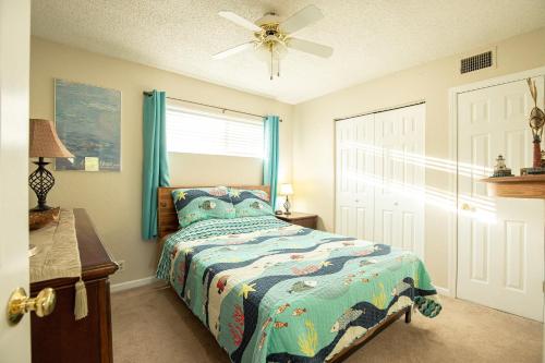 Postel nebo postele na pokoji v ubytování Boat Slip & Ramp- Trailer Parking- Lakefront Pool