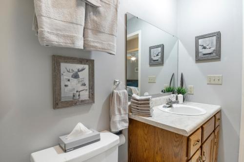 Koupelna v ubytování Boat Slip, Fishing, Lake Views, Main Channel