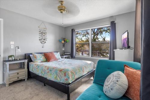 Postel nebo postele na pokoji v ubytování Amazing Lake Experiences! Private Hot Tub, Aamazing Dock, Firepit & Two Layers of Decks