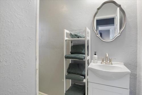 Koupelna v ubytování Amazing Lake Experiences! Private Hot Tub, Aamazing Dock, Firepit & Two Layers of Decks