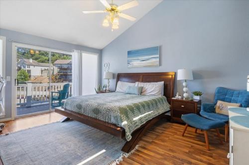 Un dormitorio con una cama, una silla y una ventana en Amazing Wall of Windows, Swim Dock & Pet Friendly, en Arrowhead Beach