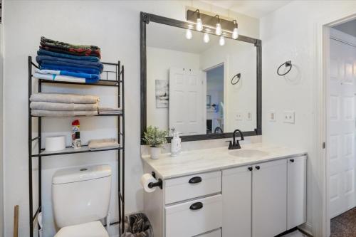 Ένα μπάνιο στο Cozy Pet-Friendly Condo w/ Pool