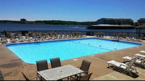 een groot zwembad met stoelen en tafels bij Amazing Lakefront Pool On Coveted Horseshoe Bend! in Four Seasons