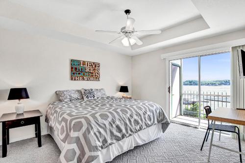 Postel nebo postele na pokoji v ubytování Breathtaking Views - Two Pools - Enclosed Balcony