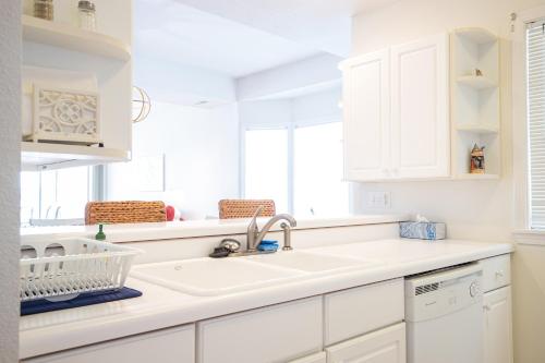 Kuchyň nebo kuchyňský kout v ubytování Breathtaking Views - Two Pools - Enclosed Balcony