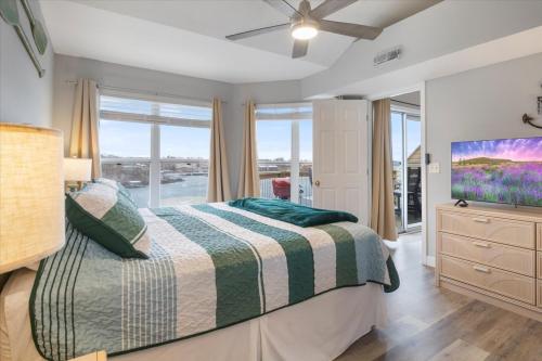 Postel nebo postele na pokoji v ubytování Family-Perfect Lakefront Fun at The Ledges, 21mm, 2 Pools & Beach