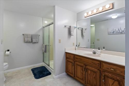 een badkamer met een wastafel, een toilet en een spiegel bij Expansive Deck, Beautiful Views, Private Dock & Boat Slip in Sunrise Beach