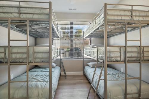 Dos literas en una habitación con ventana. en Family-Friendly, Bunks & Games at Topsider w/ 2 Pools, en Laguna Beach