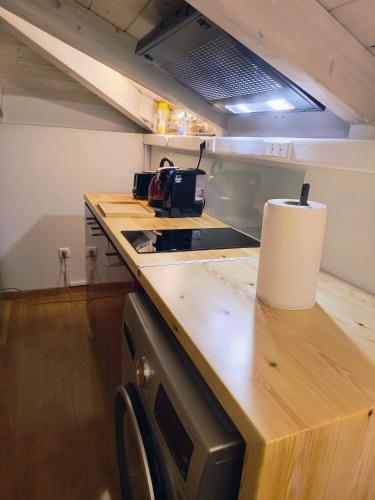 eine Küche mit einer Arbeitsfläche, auf der eine Rolle Papierhandtücher steht. in der Unterkunft La Loft Luxury Appartment in Preveza