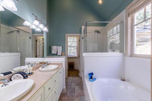 un bagno con due lavandini e un grande specchio di Stoney Brook Cottage at Echota a Boone