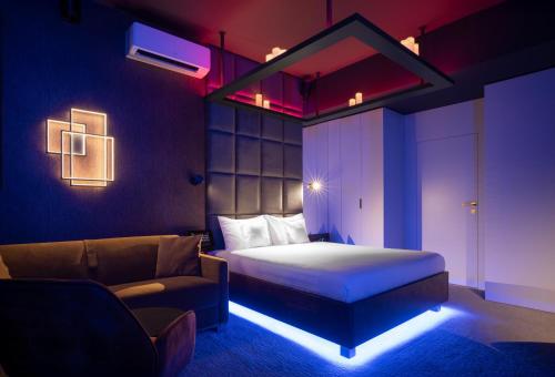 a hotel room with a bed and a couch at High Life Aparts in Warsaw