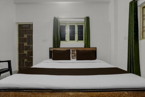 Giường trong phòng chung tại Hotel O K K Guest House