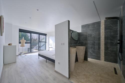 Et badeværelse på Paris Premium Family House