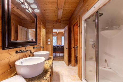 a bathroom with two sinks and a shower at Whiskey Bear Escape in Fleetwood