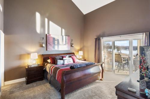 Postel nebo postele na pokoji v ubytování Beautiful Cove Views & Plenty Relaxing Spaces