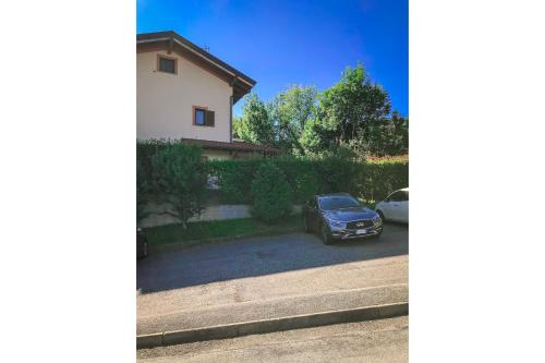 a blue car parked in front of a house at Villetta dei Pascoli in Baveno