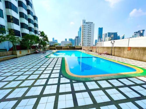 a swimming pool with a city skyline in the background at Sukhumvit soi 4 Apartment Center of BKK in Bangkok
