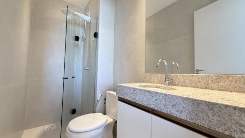 ベレンにあるStudio 905 - COP30 Belém PAのトイレ、洗面台、シャワー付きのバスルーム