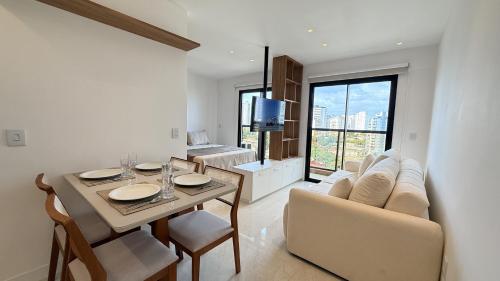 ベレンにあるStudio 905 - COP30 Belém PAのテーブルと椅子のあるリビングルームとダイニングルーム