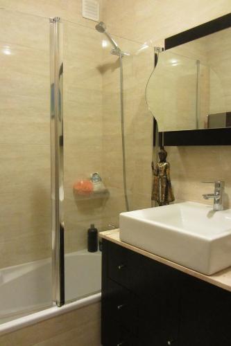W łazience znajduje się umywalka i prysznic. w obiekcie Apartamento Superior Helena's Porto Corner w mieście Vila Nova de Gaia