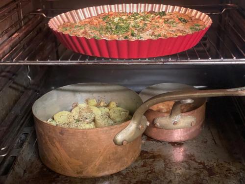 twee potten met eten staan in een oven bij Villatopol Art Hostel in Rząska