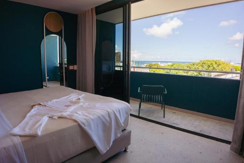 Una habitación con cama y vistas al océano. en Zapadilly Tree Hotel, en San Andrés