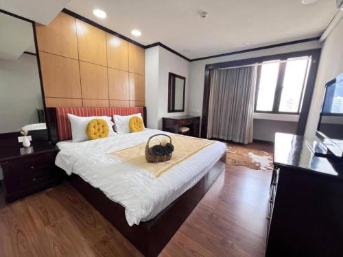 a bedroom with a large bed with a basket on it at Sukhumvit soi 4 Apartment Center of BKK in Bangkok
