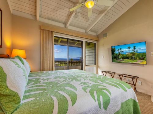 En eller flere senge i et værelse på Wailea Ekolu Village 910