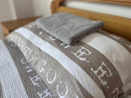 a bed with a pillow on top of it at Casa Blanca - apartamento en Gandia in Gandía