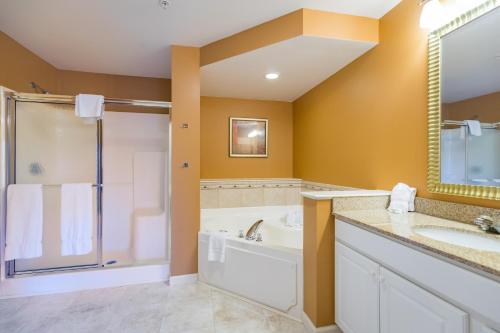 y baño con bañera, ducha y lavamanos. en Vacation Village in the Berkshires, en Hancock