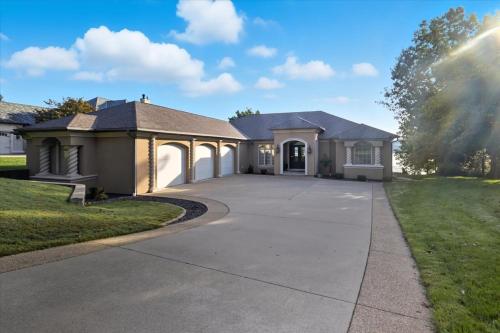 Galeriebild der Unterkunft Luxury Lakefront Escape w/ Heated Pool, Hot Tub & Theater in Sunrise Beach