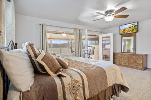 Postel nebo postele na pokoji v ubytování Newly Updated Interior, Sunroom w/ Hot Tub, Deck, Deep Water Dock, Boat & PWC Slips