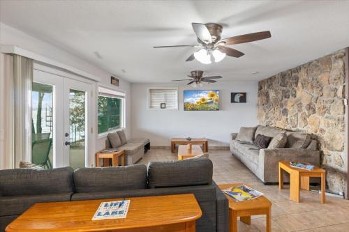 un soggiorno con un divano e un ventilatore a soffitto di Newly Updated Interior, Sunroom w/ Hot Tub, Deck, Deep Water Dock, Boat & PWC Slips a Buck Creek