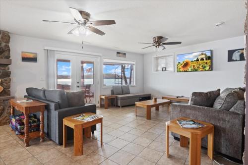 un soggiorno con divani e tavoli di Newly Updated Interior, Sunroom w/ Hot Tub, Deck, Deep Water Dock, Boat & PWC Slips a Buck Creek