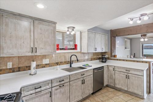 Kuchyň nebo kuchyňský kout v ubytování Newly Updated Interior, Sunroom w/ Hot Tub, Deck, Deep Water Dock, Boat & PWC Slips