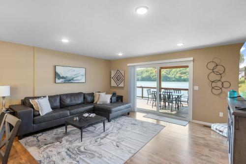 Gallery image of Huge Lakefront Yard, Private Dock - Amazing Views! in Versailles