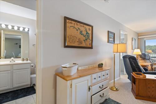 Kuchyň nebo kuchyňský kout v ubytování Relaxing Lakefront Condo w/ 2 Heated Pools, Boat Ramp & Slip, Near Golf & Parks