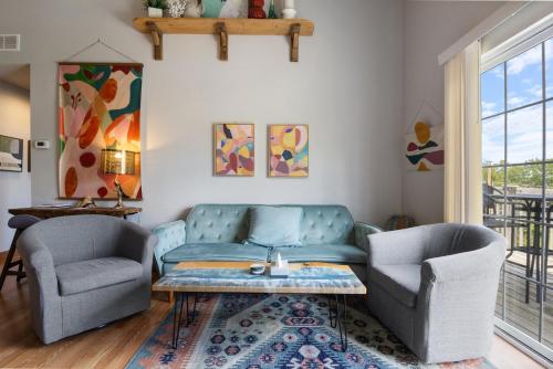 Posezení v ubytování Perfect for Bachelor-Bachelorettes & Friend Groups!