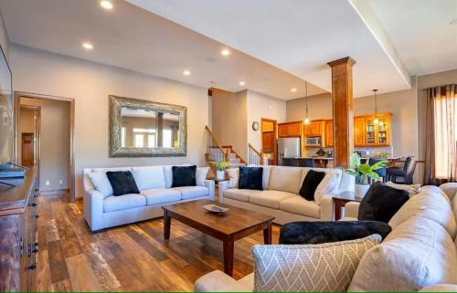 Χώρος καθιστικού στο Porto Cima w/ Game Room, Dock, Boat Slip, Kayaks, Lakeside Fireplace & Hot Tub