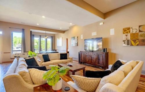 Χώρος καθιστικού στο Porto Cima w/ Game Room, Dock, Boat Slip, Kayaks, Lakeside Fireplace & Hot Tub