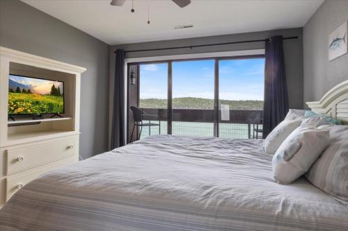 Postel nebo postele na pokoji v ubytování Spacious Pet-Friendly Lakeview Condo w/ Boat Slip & Pools