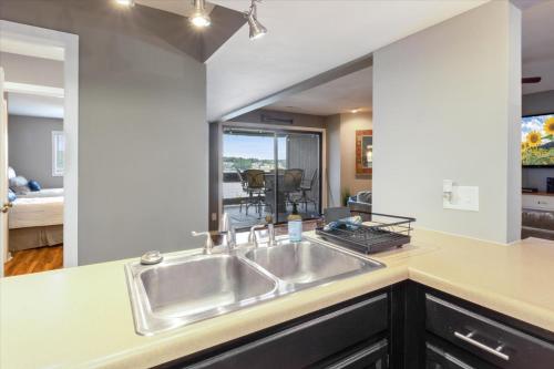 Kuchyň nebo kuchyňský kout v ubytování Spacious Pet-Friendly Lakeview Condo w/ Boat Slip & Pools