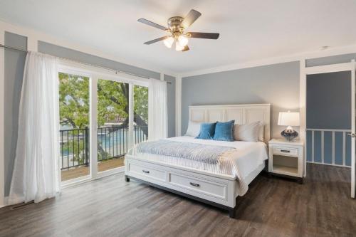 ein Schlafzimmer mit einem Bett und einem Deckenventilator in der Unterkunft Our Cove Retreat - Perfect for Wave-Free Swimming, Tanning & Prime Location Fun! in Lake Ozark