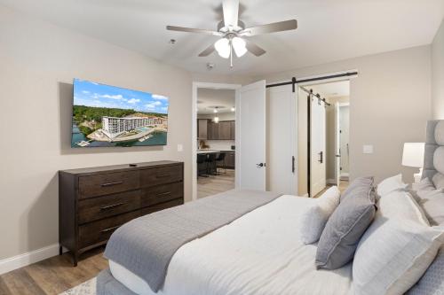 a bedroom with a bed and a ceiling fan at Topsider Experience in the Heart of Osage Beach in Laguna Beach