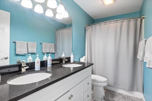 Koupelna v ubytování Lakeview Condo w/ 2 Pools & Beach - Family Fun Awaits at 21MM