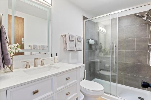 Koupelna v ubytování Lakefront Home w/ Modern Upgrades, Private Dock & Boat Slip