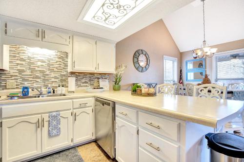 Kuchyň nebo kuchyňský kout v ubytování New! Deep Cove with Kayaks-Paddle Board-Fire Pit