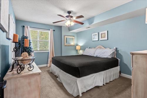 Postel nebo postele na pokoji v ubytování New! Deep Cove with Kayaks-Paddle Board-Fire Pit